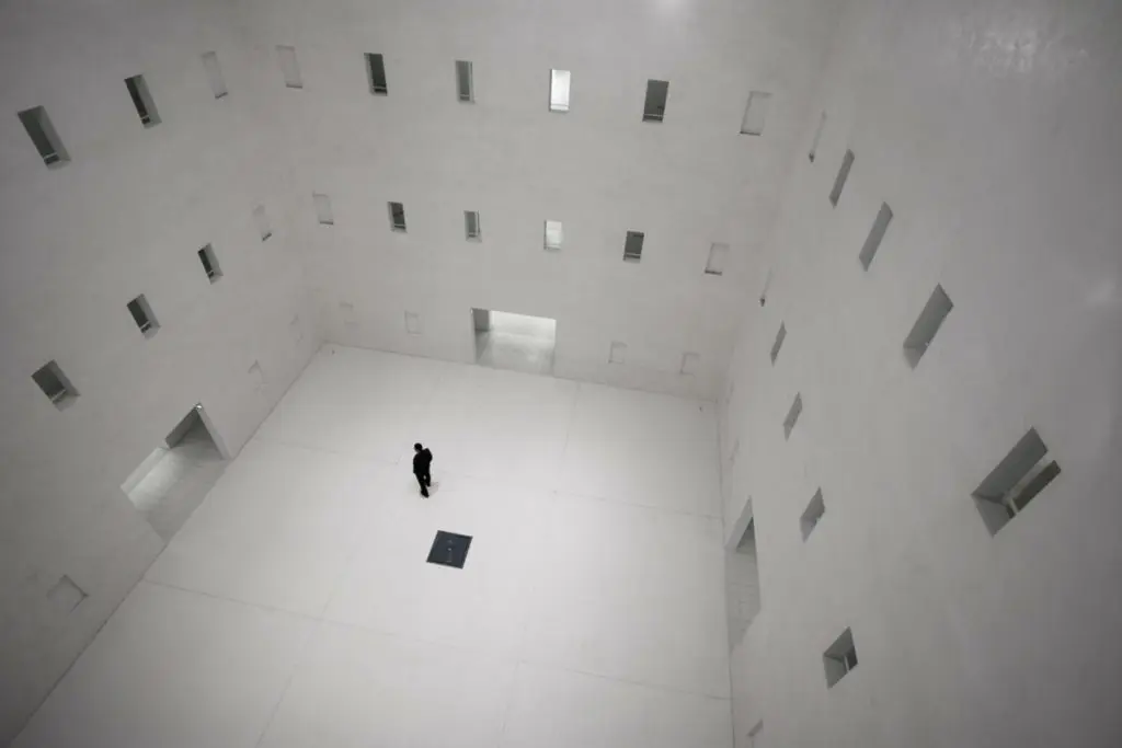 Homme isolé dans bâtiment en béton