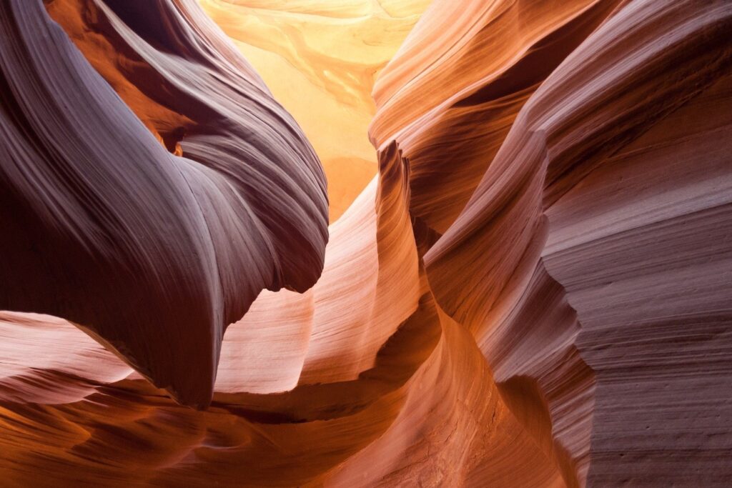 Lumière et silence d'un canyon dans désert