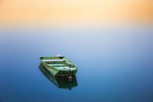 Silence d'une barque sur plan d'eau calme